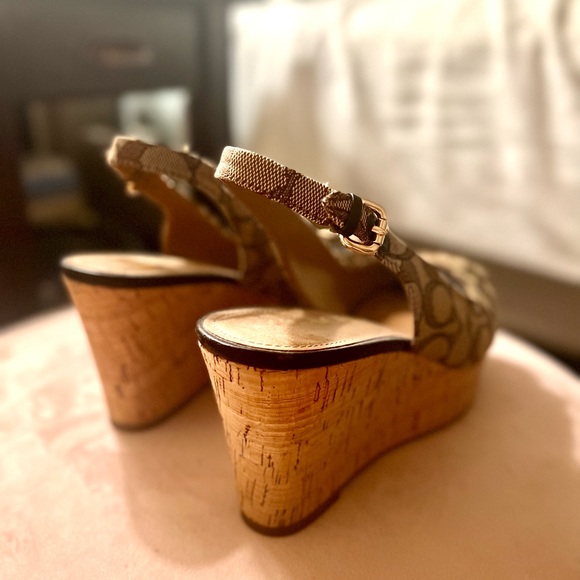 COACH Wedges shoes - withcork wedges / brown color with Monogram of Brand used - Picture 3 of 4